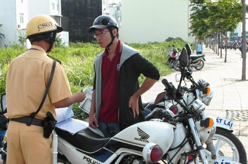 Đội mũ bảo hiểm thời trang có bị phạt không