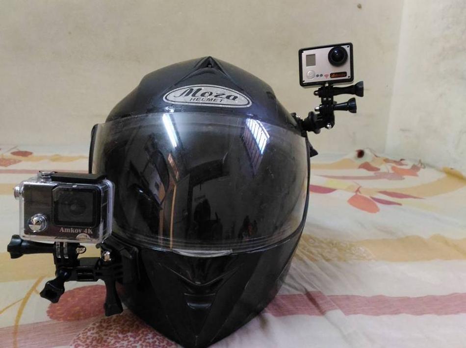 Hai bên nón bảo hiểm