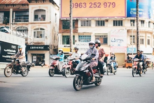 đội mũ bảo hiểm