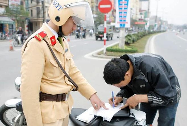 Không đội mũ bảo hiểm có bị lập biên bản không
