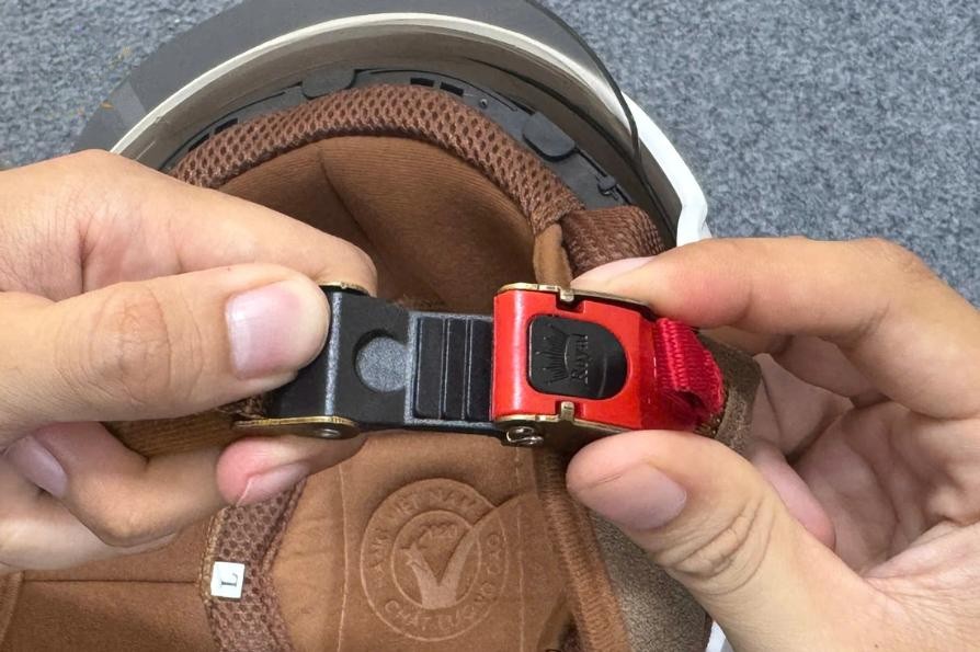 Chỉnh lại dây quai và khóa mũ
