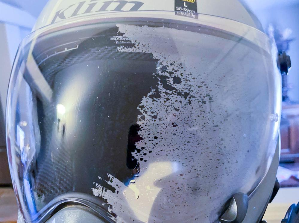 Sử dụng miếng dán ngoài kính mũ